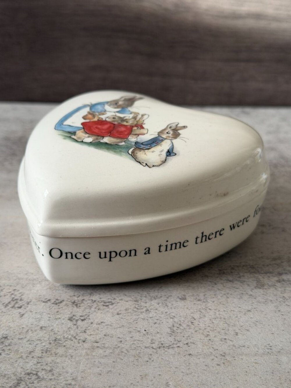 Wedgwood Beatrix Potter Peter Rabbit Heart Shape 4" Trinket Box with Lid England